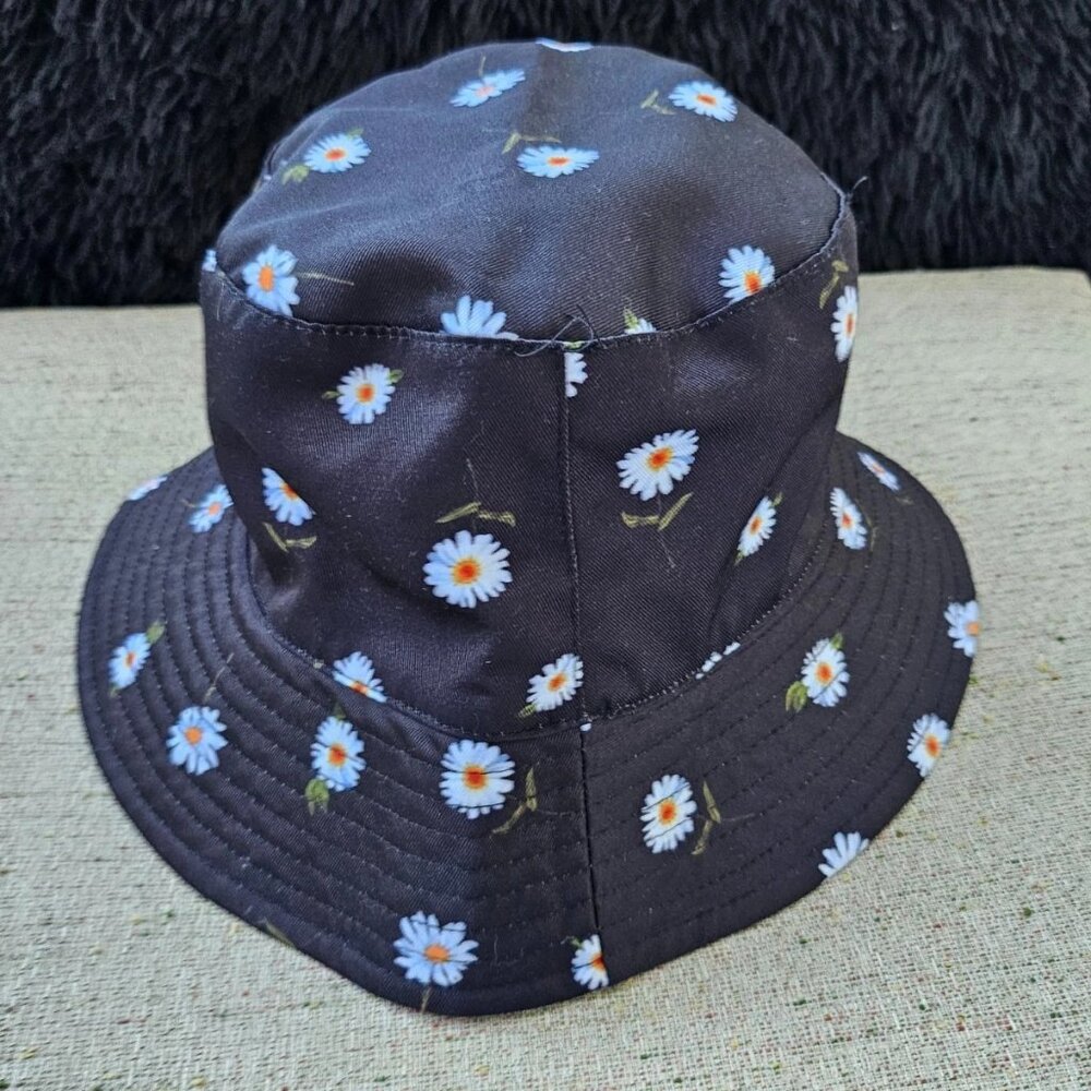 Alice + Olivia Women Bucket Hat Reversible Black/White Cap Daisy Print hat